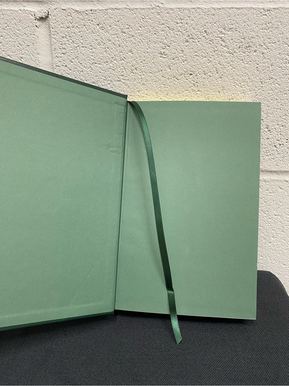 Charles Dickens Oliver Twist Collectible Green Hardcover | Gilt Edges - Picture 8 of 10